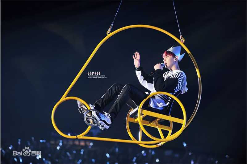 朴灿烈(（韩文名）、Park Chanyeol（官方艺名）)舞台照前后照片