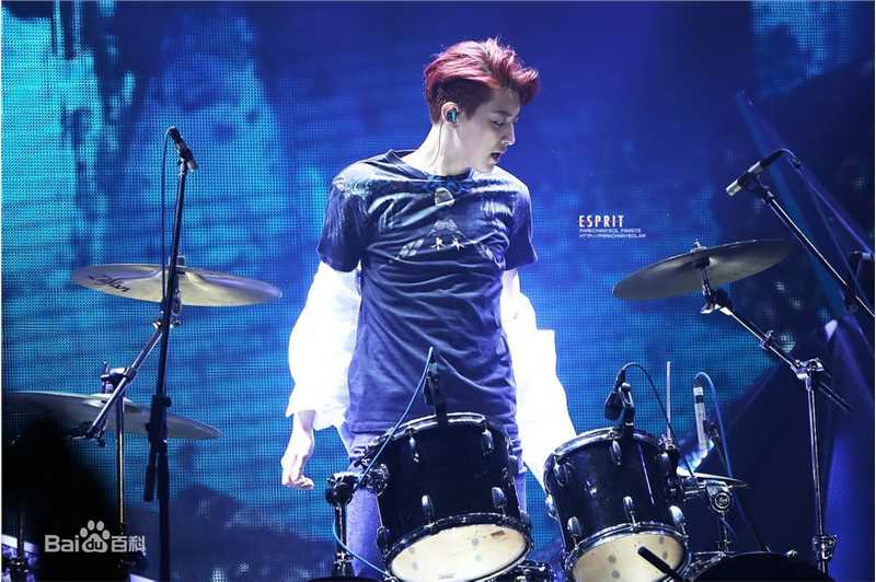 朴灿烈(（韩文名）、Park Chanyeol（官方艺名）)舞台照前后照片