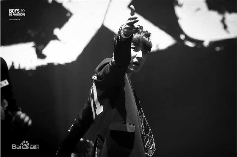 朴灿烈(（韩文名）、Park Chanyeol（官方艺名）)舞台照前后照片