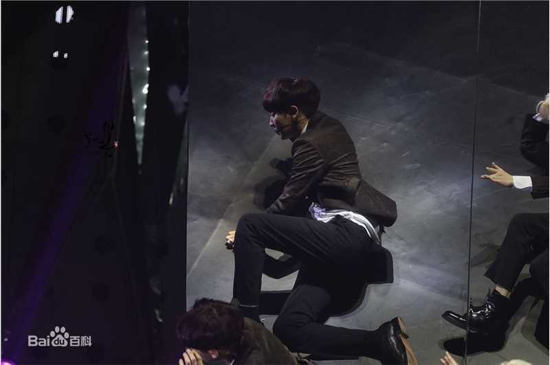 朴灿烈(（韩文名）、Park Chanyeol（官方艺名）)舞台照前后照片