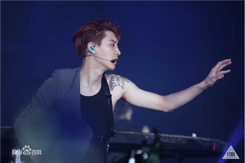 朴灿烈(（韩文名）、Park Chanyeol（官方艺名）)舞台照前后照片