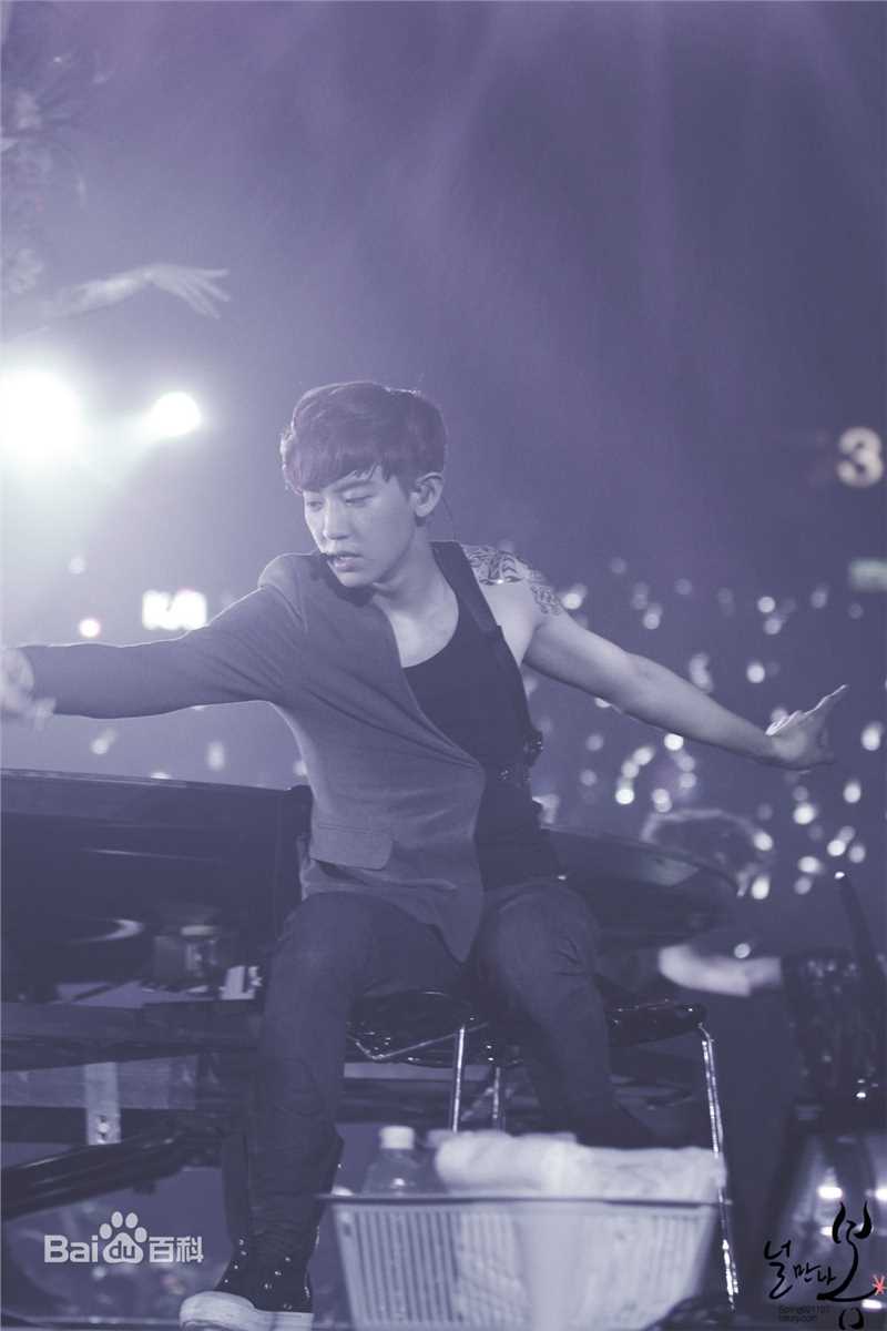 朴灿烈(（韩文名）、Park Chanyeol（官方艺名）)舞台照前后照片