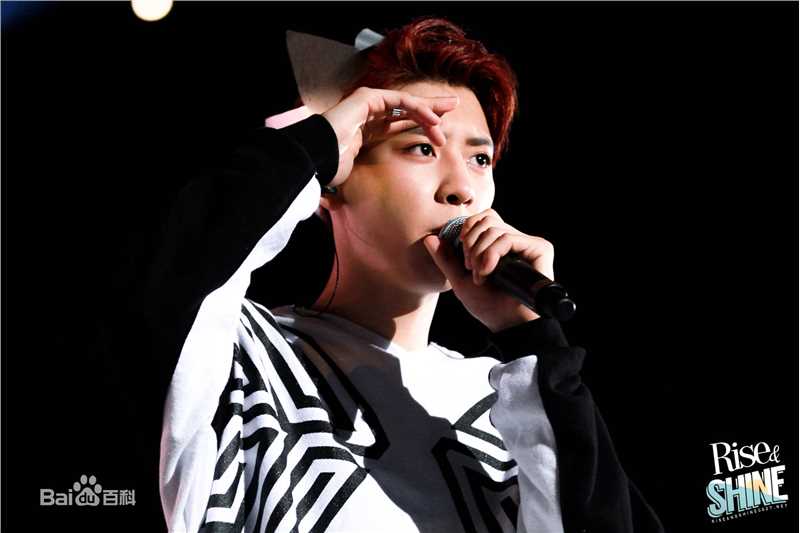 朴灿烈(（韩文名）、Park Chanyeol（官方艺名）)舞台照前后照片