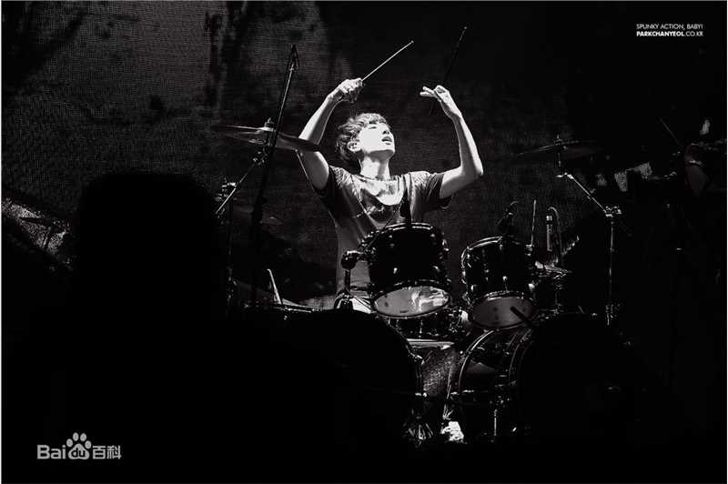 朴灿烈(（韩文名）、Park Chanyeol（官方艺名）)舞台照前后照片