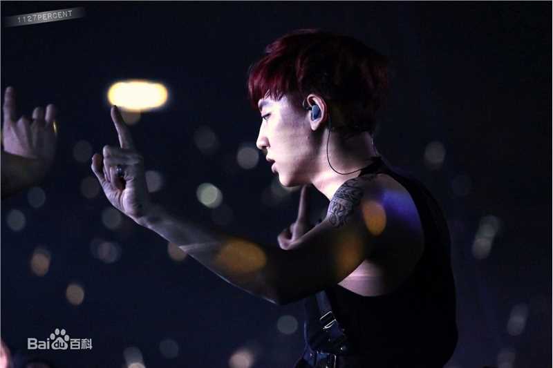 朴灿烈(（韩文名）、Park Chanyeol（官方艺名）)舞台照前后照片