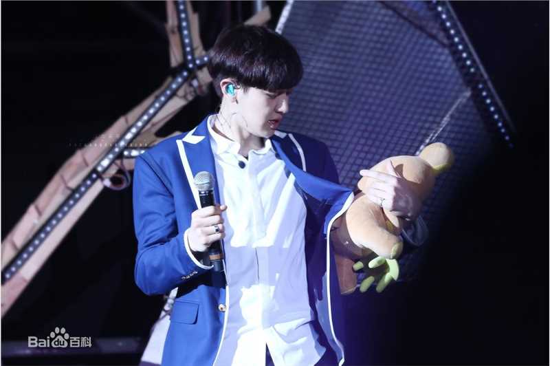 朴灿烈(（韩文名）、Park Chanyeol（官方艺名）)舞台照前后照片