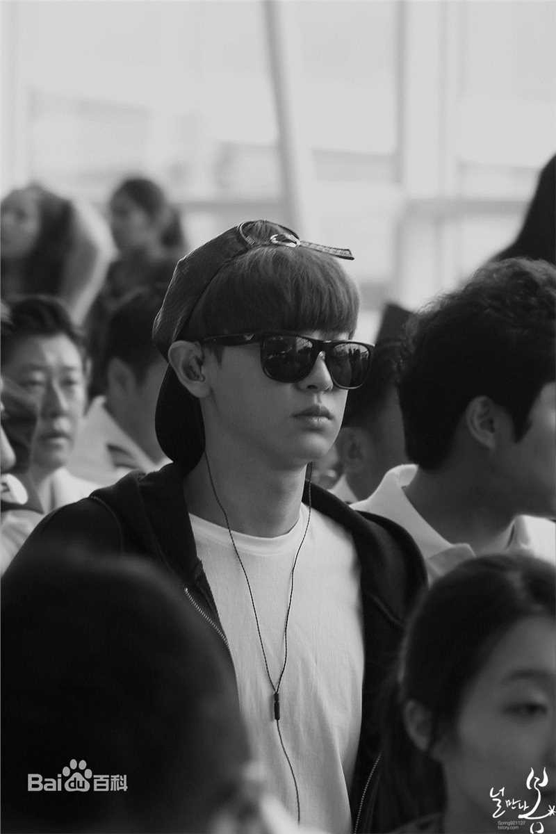 朴灿烈(（韩文名）、Park Chanyeol（官方艺名）)饭拍素颜照相册