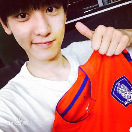 朴灿烈(（韩文名）、Park Chanyeol（官方艺名）)生活照素颜照相册