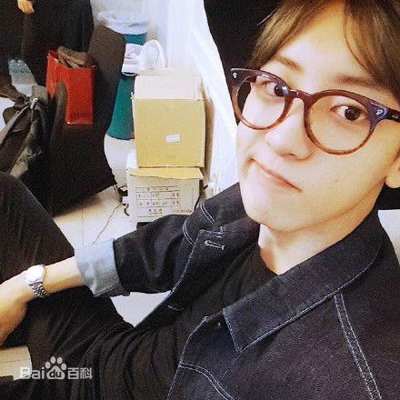 朴灿烈(（韩文名）、Park Chanyeol（官方艺名）)生活照素颜照相册