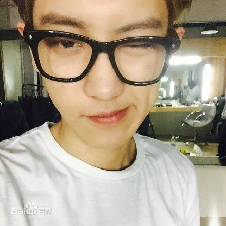 朴灿烈(（韩文名）、Park Chanyeol（官方艺名）)生活照素颜照相册