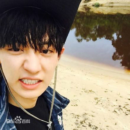 朴灿烈(（韩文名）、Park Chanyeol（官方艺名）)生活照素颜照相册