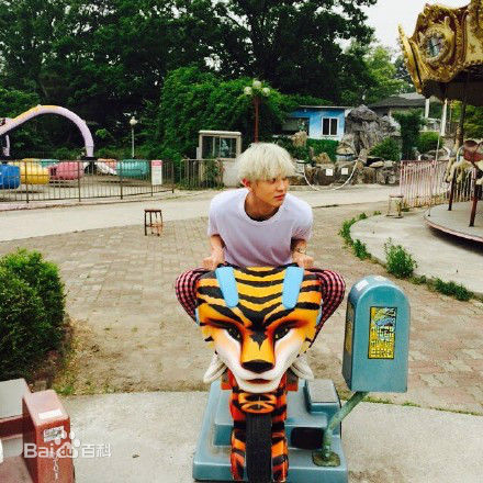 朴灿烈(（韩文名）、Park Chanyeol（官方艺名）)生活照素颜照相册