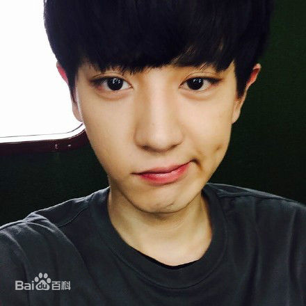 朴灿烈(（韩文名）、Park Chanyeol（官方艺名）)生活照素颜照相册