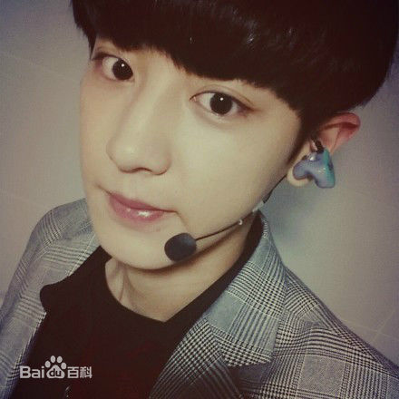 朴灿烈(（韩文名）、Park Chanyeol（官方艺名）)生活照素颜照相册