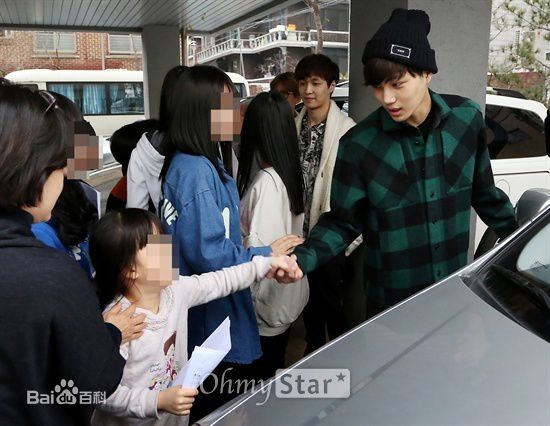 金钟仁(KAI（官方艺名）， ， （韩文名），Kim Jong In)社会活动图片图集