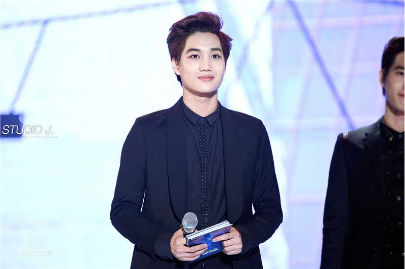 金钟仁(KAI（官方艺名）， ， （韩文名），Kim Jong In)MC前后照片