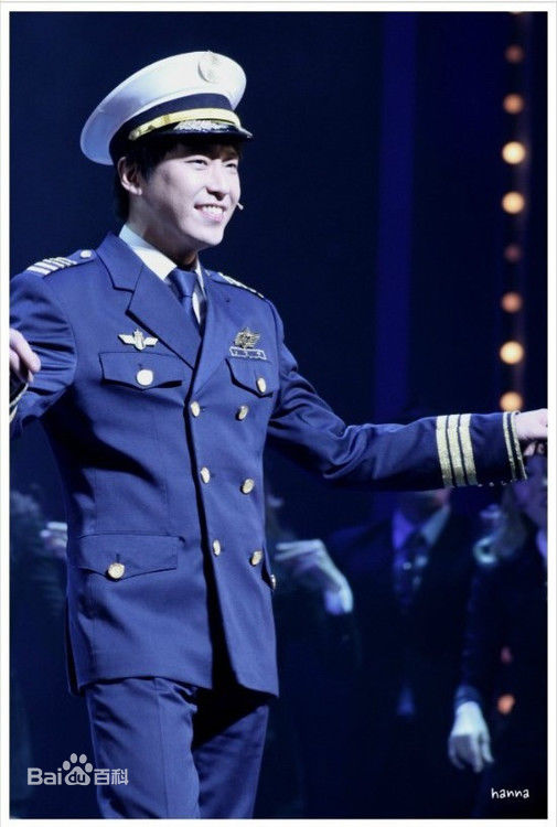 严基俊( ( Um Ki Joon ))音乐剧谢幕性感图片图集