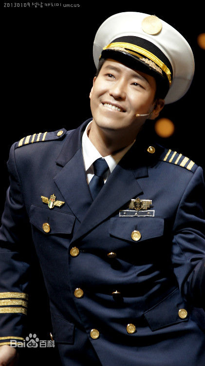 严基俊( ( Um Ki Joon ))音乐剧谢幕性感图片图集