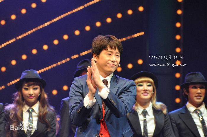 严基俊( ( Um Ki Joon ))音乐剧谢幕性感图片图集