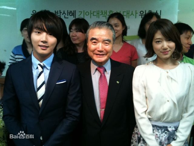 尹施允(，Yun Si Yun，ユン シユン，Yoon Si Yoon)公益宣传图册性感图片图集