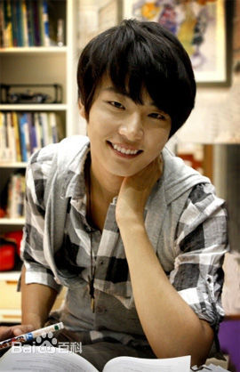 尹施允(，Yun Si Yun，ユン シユン，Yoon Si Yoon)穿透屋顶的HK 最优质剧照