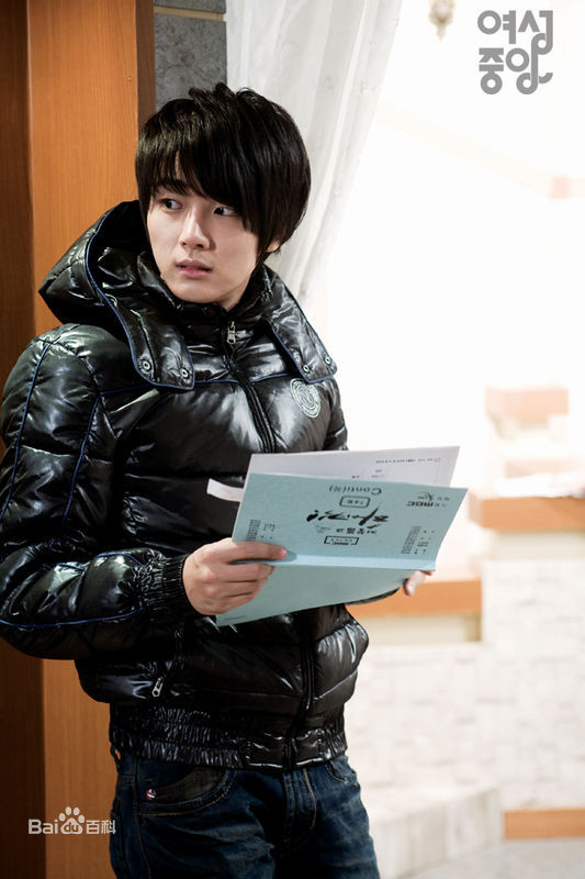 尹施允(，Yun Si Yun，ユン シユン，Yoon Si Yoon)穿透屋顶的HK 最优质剧照