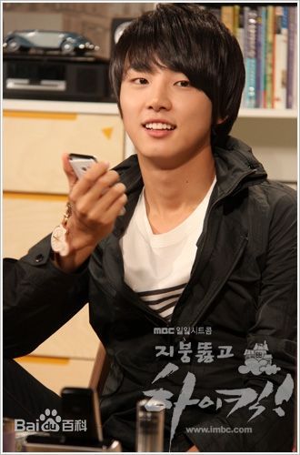 尹施允(，Yun Si Yun，ユン シユン，Yoon Si Yoon)穿透屋顶的HK 最优质剧照