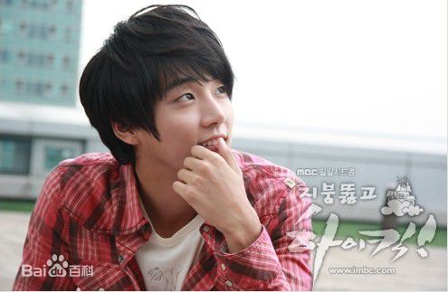 尹施允(，Yun Si Yun，ユン シユン，Yoon Si Yoon)穿透屋顶的HK 最优质剧照