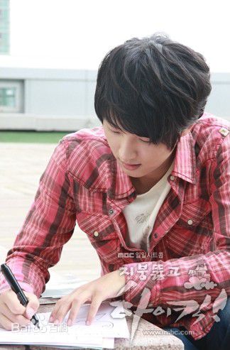 尹施允(，Yun Si Yun，ユン シユン，Yoon Si Yoon)穿透屋顶的HK 最优质剧照