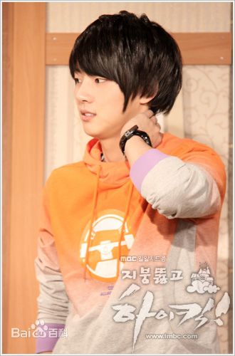 尹施允(，Yun Si Yun，ユン シユン，Yoon Si Yoon)穿透屋顶的HK 最优质剧照