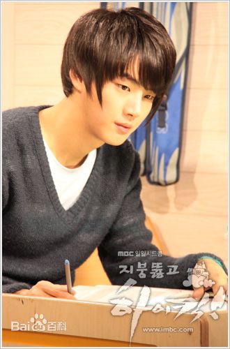 尹施允(，Yun Si Yun，ユン シユン，Yoon Si Yoon)穿透屋顶的HK 最优质剧照