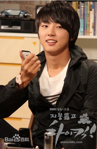 尹施允(，Yun Si Yun，ユン シユン，Yoon Si Yoon)穿透屋顶的HK 最优质剧照