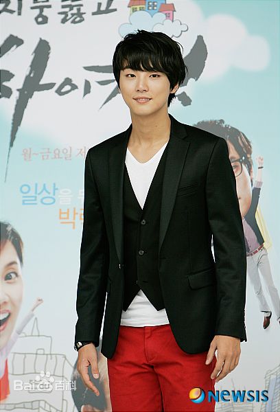 尹施允(，Yun Si Yun，ユン シユン，Yoon Si Yoon)穿透屋顶的HK 最优质剧照