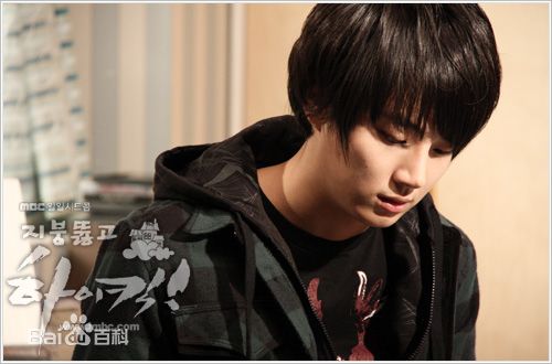 尹施允(，Yun Si Yun，ユン シユン，Yoon Si Yoon)穿透屋顶的HK 最优质剧照