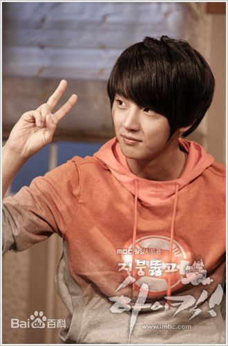 尹施允(，Yun Si Yun，ユン シユン，Yoon Si Yoon)穿透屋顶的HK 最优质剧照