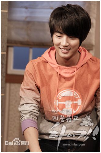 尹施允(，Yun Si Yun，ユン シユン，Yoon Si Yoon)穿透屋顶的HK 最优质剧照