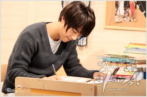 尹施允(，Yun Si Yun，ユン シユン，Yoon Si Yoon)穿透屋顶的HK 最优质剧照