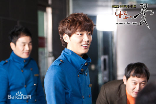 尹施允(，Yun Si Yun，ユン シユン，Yoon Si Yoon)我也是花 最优质剧照