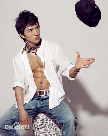 许之糯展现健美身材性感图片图集