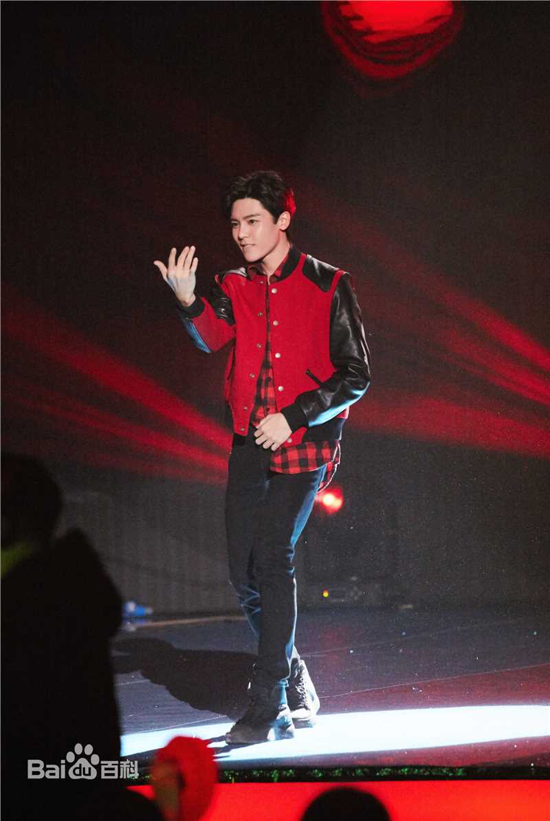 侯明昊(Neo)东方卫视春晚前后照片