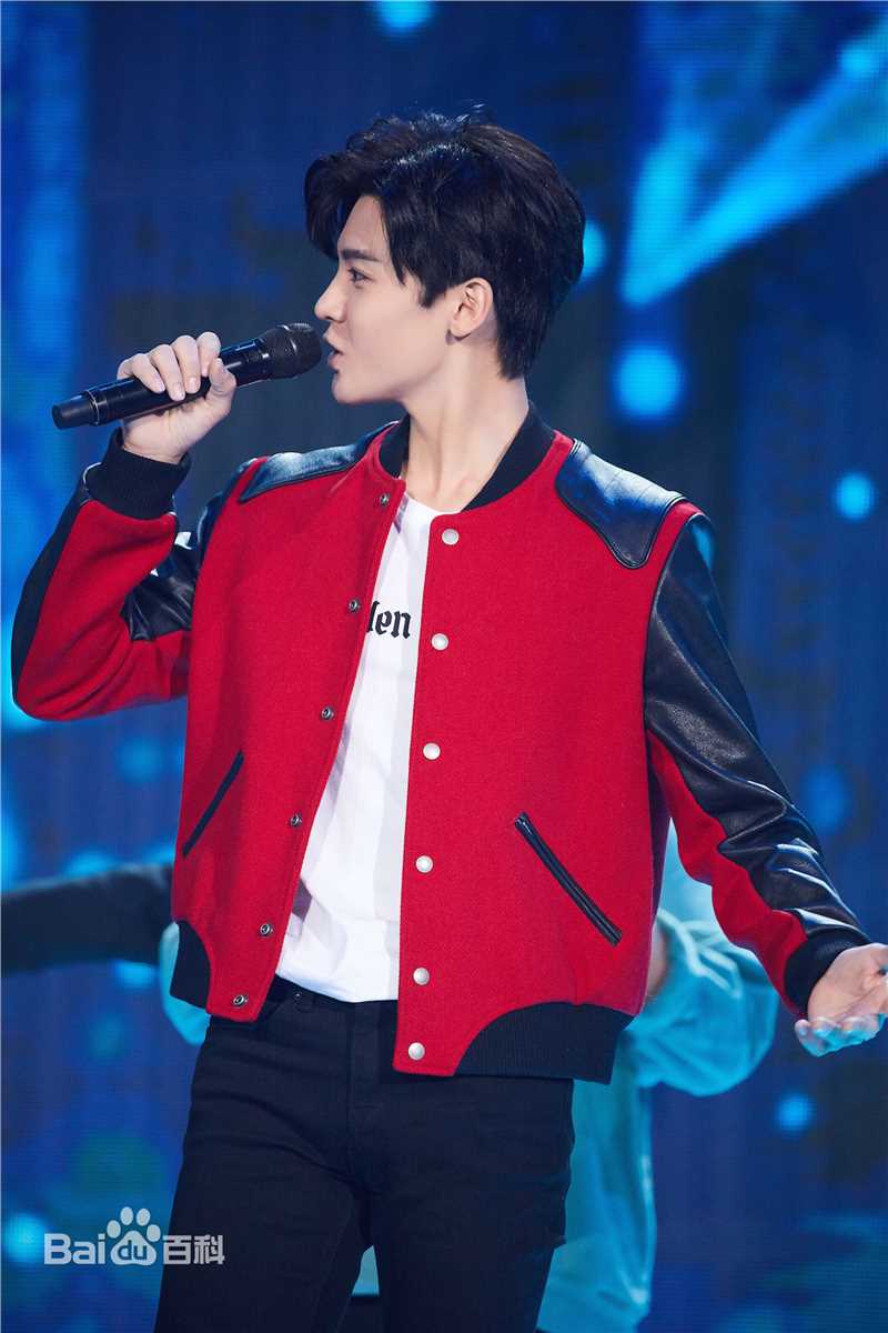 侯明昊(Neo)东方卫视春晚前后照片