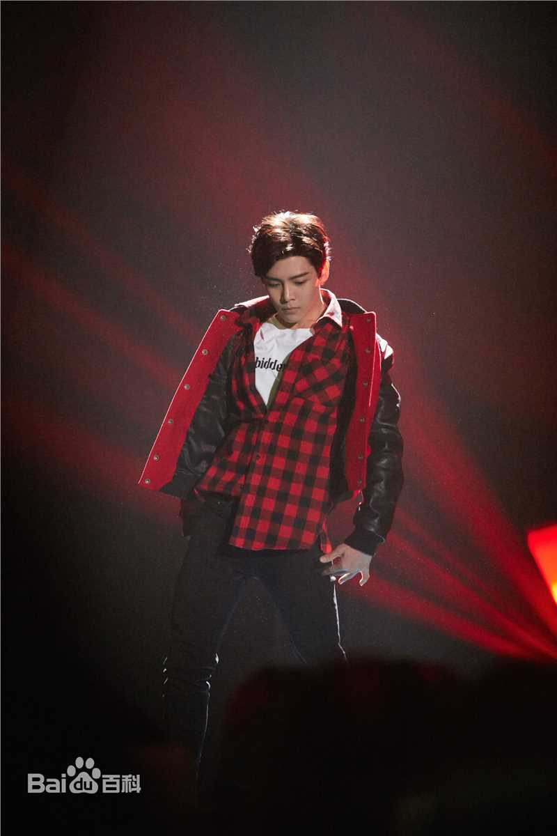 侯明昊(Neo)东方卫视春晚前后照片