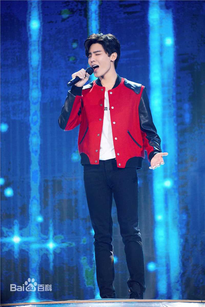 侯明昊(Neo)东方卫视春晚前后照片