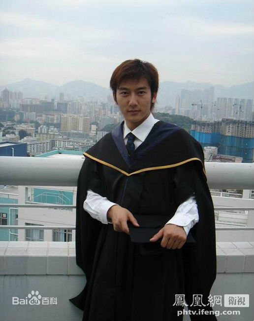 王若麟(Rolling)硕士毕业照素颜照壁纸