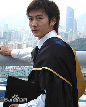 王若麟(Rolling)硕士毕业照素颜照壁纸