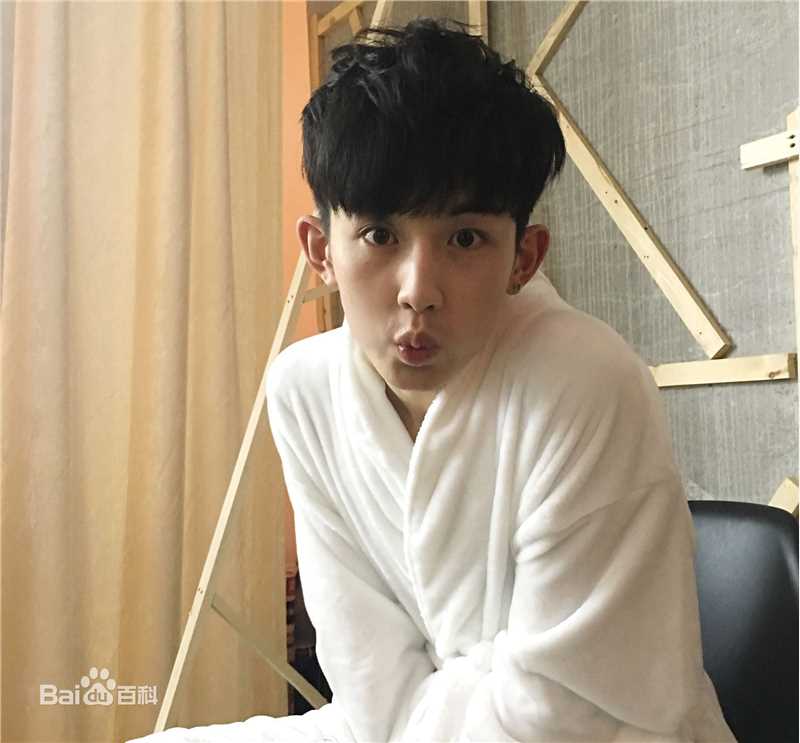 高清郭俊辰性感图片