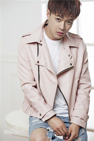 董春辉型男风格性感图片图集