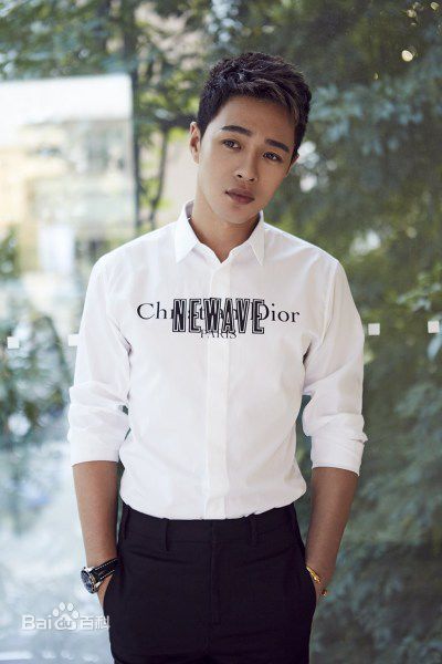 董春辉简约气质街拍生活照