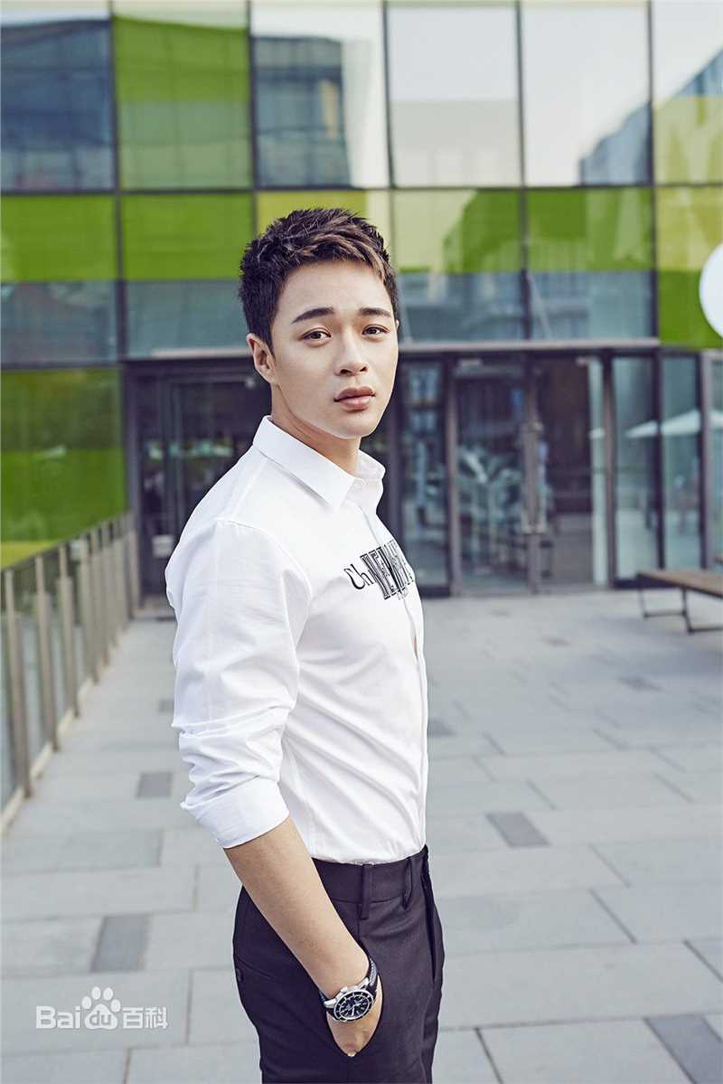 董春辉简约气质街拍生活照