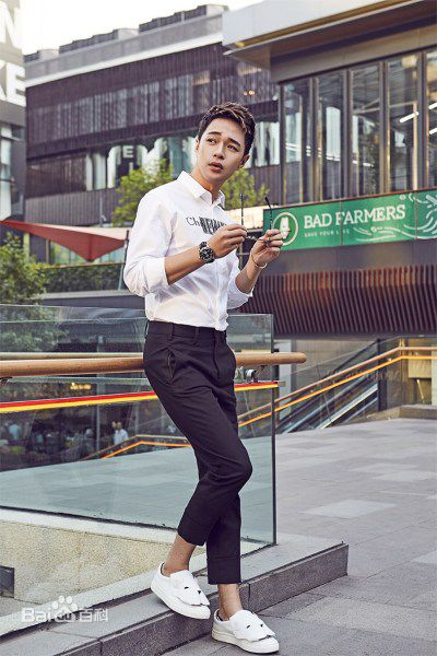 董春辉简约气质街拍生活照